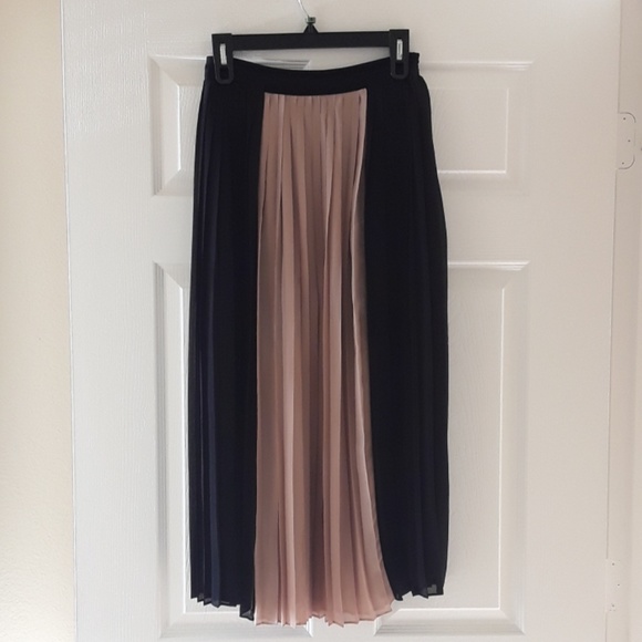 Forever 21 Dresses & Skirts - GORGEOUS SKIRT